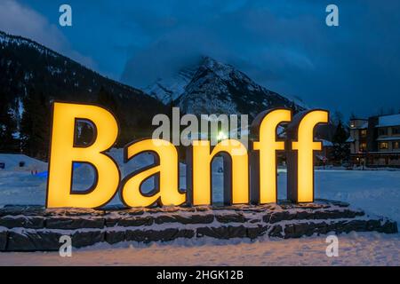 Banff città segno durante la notte d'inverno. Banff National Park, Alberta, Canada. Montagne Rocciose canadesi. Foto Stock