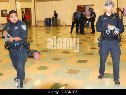 Da sinistra a destra, l'ufficiale di polizia Alan Corpuz dal Dipartimento di polizia di Mountain View e l'ufficiale di pubblica sicurezza S. Kotani, Sunnyvale Department of Public Safety (Law), mantengono un perimetro sicuro per i servizi medici di emergenza della Task Force di risposta e il personale dei reparti antincendio durante la formazione di risposta attiva-sparatutto, presso lo Sgt. James Witowski Armed Forces Reserve Center, a Mountain View, California, 26 agosto 2021. Foto Stock