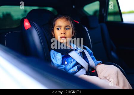 bambina mista in sella con cintura allacciata Foto Stock