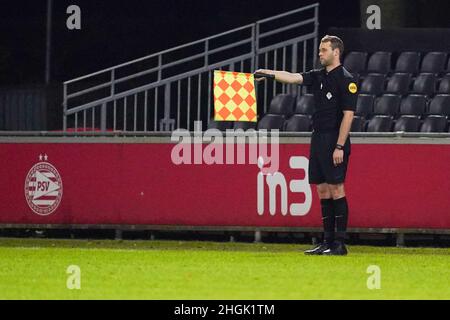 Eindhoven, Paesi Bassi. 21st Jan 2022. EINDHOVEN, PAESI BASSI - GENNAIO 21: assistente arbitro Mark Janssen durante la partita olandese Keukenkampioendivisie tra PSV U23 e SBV Excelsior al PSV Campus De Herdgang il 21 Gennaio 2022 a Eindhoven, Paesi Bassi (Foto di Joris Verwijst/Orange Pictures) credito: Orange Pics BV/Alamy Live News Foto Stock