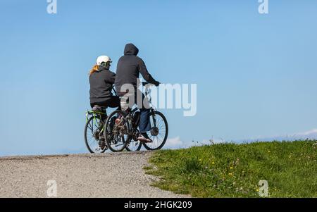 Giro in bicicletta per tutta la famiglia nel parco della British Columbia Foto Stock