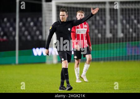 Eindhoven, Paesi Bassi. 21st Jan 2022. EINDHOVEN, PAESI BASSI - GENNAIO 21: Arbitro Laurens Gerrets durante la partita olandese Keukenkampioendivisie tra PSV U23 e SBV Excelsior al PSV Campus De Herdgang il 21 Gennaio 2022 a Eindhoven, Paesi Bassi (Foto di Joris Verwijst/Orange Pictures) credito: Orange Pics BV/Alamy Live News Foto Stock