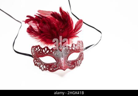 Maschera di Carnevale di colore rosso con piuma isolata su sfondo bianco, elemento di design Foto Stock