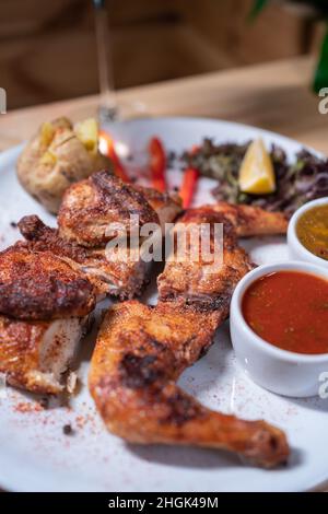 Cucina georgiana piatto di tapaka di pollo arrosto con salsa sul piatto nel ristorante Foto Stock