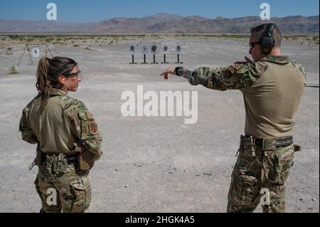 Master Sgt. James Burns, 99esimo ufficiale non commissionato delle forze di sicurezza, fornisce istruzioni ad Airman 1st Class Brianna Middel, medaglia di squadra assegnata al 99esimo Tactical Response Team, durante un corso avanzato di combattimento a Nellis Air Force base, Nevada, 28 agosto 2021. Questo corso avanzato è in continua evoluzione aggiungendo nuovi esercizi, abilità e scenari per rimanere efficienti ed efficaci nel coinvolgere e neutralizzare il nemico mentre lo spazio di battaglia si evolve con nuove minacce e avversari più sofisticati. Foto Stock