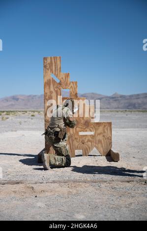 Airman 1st Class Brianna Middel, medaglia di squadra assegnata al 99esimo Tactical Response Team, spara a un bersaglio durante un avanzato corso di combattimento a Nellis Air Force base, Nevada, 28 agosto 2021. Questo corso avanzato è in continua evoluzione aggiungendo nuovi esercizi, abilità e scenari per rimanere efficienti ed efficaci nel coinvolgere e neutralizzare il nemico mentre lo spazio di battaglia si evolve con nuove minacce e avversari più sofisticati. Foto Stock