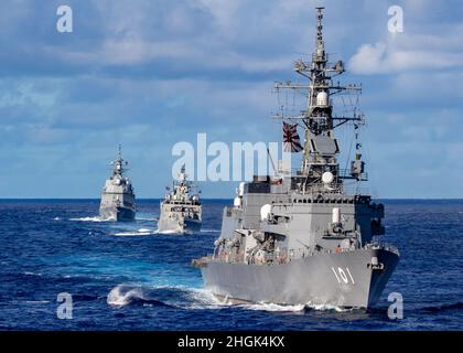 MAR DELLE FILIPPINE (ago. 28, 2021) le navi della Japan Maritime Self-Defense Force e della Marina indiana navigano in formazione con la Royal Australian Navy HMAS Warramunga e il cacciatorpediniere missilistico guidato di classe Arleigh Burke USS Barry (DDG 52) durante MALABAR 2021. Il Barry è attualmente schierato a sostegno del Commander, Task Force (CTF) 71/Destroyer Squadron (DESRON) 15, il più grande DESRON schierato in avanti della Marina e la principale forza di superficie della 7a flotta statunitense. Foto Stock