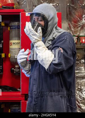 PORTO DI APRA, Guam (agosto 28, 2021) Gunners Mate 1st Class Nicholas Rios, da Phelan, California, prova per il sigillo sul suo apparato respiratorio nella baia della missione a bordo della nave da combattimento litoranea variante Independence USS Jackson (LCS 6). Jackson, parte di Destroyer Squadron Seven, è in fase di implementazione rotazionale, che opera nell'area operativa della settima flotta degli Stati Uniti per migliorare l'interoperabilità con i partner e fungere da forza di risposta pronta a sostegno di una regione indopacifica libera e aperta. Foto Stock