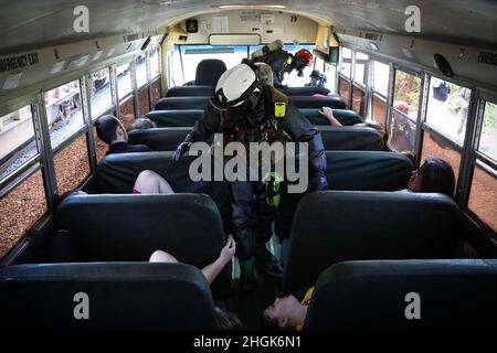 Belle, West Virginia (28 agosto 2021) – i Marines statunitensi della Chemical Biological Incident Response Force salvano i civili durante una risposta nozionale a un'emergenza che coinvolgesse un treno in collisione con un autobus a Belle, West Virginia. Vigilant Guard è un'esercitazione annuale di risposta ai disastri su larga scala sponsorizzata dal comando del Nord degli Stati Uniti in collaborazione con il National Guard Bureau che riunisce il personale militare federale, statale e locale, la sicurezza pubblica, i soccorritori e i partner del settore privato. L'esercizio di formazione multi-giorno, pratico e stimolato supporta lo sviluppo, migliorare Foto Stock