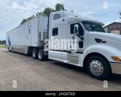 Lafayette, LA – Urban Search and Rescue ha iniziato la pre-staging per le operazioni dopo che l'uragano Ida ha fatto la caduta. Foto Stock