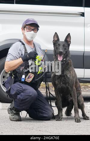 Lafayette, LA – Urban Search and Rescue ha iniziato la pre-staging per le operazioni dopo che l'uragano Ida ha fatto la caduta. Foto Stock