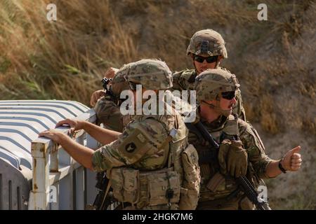 I soldati della Guardia Nazionale assegnati alla Divisione di fanteria del Minnesota del 34th forniscono sicurezza alla fine di agosto a Kabul, Afghanistan. Dispiegato a sostegno dell'operazione Spartan Shield, circa 400 soldati del 34th ID sono stati temporaneamente delocalizzati a Kabul, Afghanistan, e da allora sono arrivati in modo sicuro in Kuwait, dove sono assegnati. Foto Stock