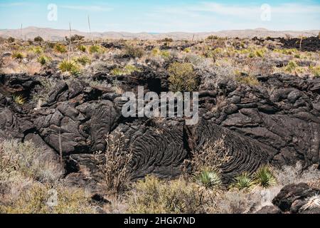 La lava indurita nera che fluiva nel bacino di Tularosa 5.000 anni fa, formando il flusso di Lava Malpais nel New Mexico, USA Foto Stock