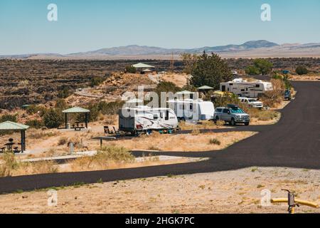 Camper presso l'area ricreativa Valley of Firs vicino al Malpais Lava Flow, New Mexico Foto Stock