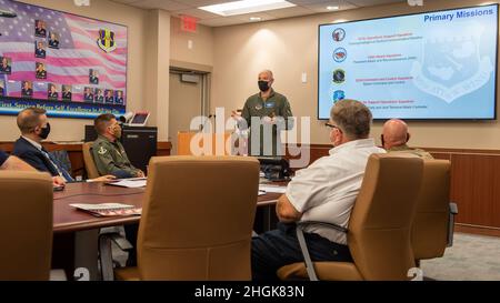 Il 30 agosto 2021 Andrew Carlson, 107th Attack Wing Vice Commander, preside i membri dello staff del Congresso dei Senatori degli Stati Uniti per New York Kristen Gillibrand e l'ufficio di Chuck Schumer presso la stazione della Riserva aerea di Niagara Falls, New York. Foto Stock