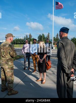 Carl Magnusson (a sinistra), 914th Air Refeling Wing Commander e Lt. Col. Andrew Carlson (a destra), 107th Attack Wing Vice Commander saluto membri del personale del Congresso degli Stati Uniti Senatore per l'ufficio di New York Kristen Gillibrand presso la Niagara Falls Air Reserve Station di New York il 30 agosto 2021. Foto Stock