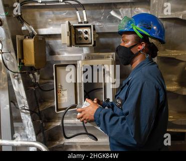 MAR DELLE FILIPPINE (ago. 30, 2021) Boatswain’s Mate 1st Jamila Smith, di Brooklyn, N.Y.., opera l'attrezzatura di ancoraggio durante un test di caduta dell'ancora nel windlass dell'ancora a bordo della nave da combattimento litoranea variante di Independence USS Jackson (LCS 6). Jackson, parte di Destroyer Squadron Seven, è in fase di implementazione rotazionale, operando nella settima area operativa della flotta per migliorare l'interoperabilità con i partner e fungere da forza di risposta pronta a sostegno di una regione indopacifica libera e aperta. Foto Stock