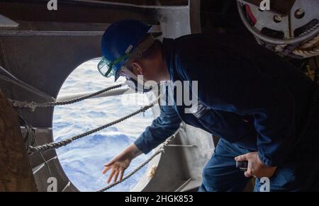 MAR DELLE FILIPPINE (ago. 30, 2021) il Boatswain’s Mate 1st Matthew Burke, di Topeka, Kan., verifica la sternway durante un test di caduta dell’ancora nel windlass dell’ancora a bordo della nave da combattimento litoranea variante di Indipendenza USS Jackson (LCS 6). Jackson, parte di Destroyer Squadron Seven, è in fase di implementazione rotazionale, operando nella settima area operativa della flotta per migliorare l'interoperabilità con i partner e fungere da forza di risposta pronta a sostegno di una regione indopacifica libera e aperta. Foto Stock