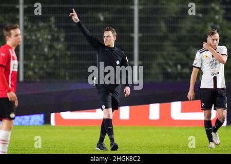 Eindhoven, Paesi Bassi. 21st Jan 2022. EINDHOVEN, PAESI BASSI - GENNAIO 21: Arbitro Laurens Gerrets durante la partita olandese Keukenkampioendivisie tra PSV U23 e SBV Excelsior al PSV Campus De Herdgang il 21 Gennaio 2022 a Eindhoven, Paesi Bassi (Foto di Joris Verwijst/Orange Pictures) credito: Orange Pics BV/Alamy Live News Foto Stock