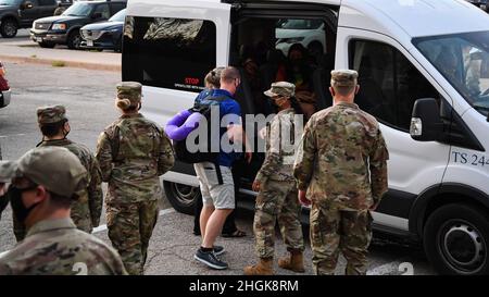 I membri del Team Sheppard si preparano a partire per la base aerea di Holloman, N.M., da Sheppard AFB, Texas, 30 agosto, 2021. Il Dipartimento della Difesa, attraverso il comando del Nord degli Stati Uniti, e a sostegno del Dipartimento della sicurezza interna, sta fornendo trasporto, alloggio temporaneo, screening medico, e supporto generale per fino a 50,000 sfollati afghani in strutture adeguate, in strutture permanenti o temporanee, il più rapidamente possibile. Questa iniziativa fornisce al personale afghano un sostegno essenziale in luoghi sicuri al di fuori dell'Afghanistan. Foto Stock