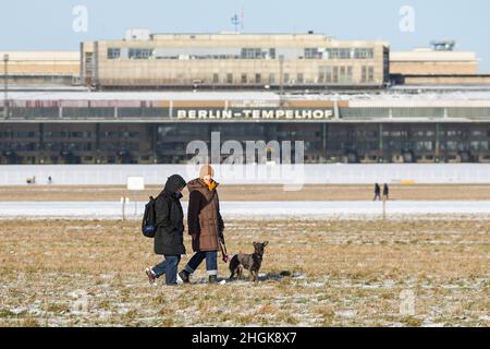 Berlino, Germania. 21st Jan 2022. La gente cammina in un parco a Berlino, in Germania, il 21 gennaio 2022. L'incidenza di sette giorni di COVID-19 in Germania ha continuato ad aumentare e ha superato 700 per la prima volta dall'inizio della pandemia, il Robert Koch Institute (RKI) per le malattie infettive ha detto venerdì. Credit: Stefan Zeitz/Xinhua/Alamy Live News Foto Stock