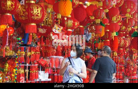 Jakarta, Indonesia. 21st Jan 2022. Molti venditori di varie decorazioni accolgono il Capodanno lunare cinese 2022 nella zona di Glodok a ovest di Jakarta, Indonesia. (Credit Image: © Denny Pohan/ZUMA Press Wire) Foto Stock