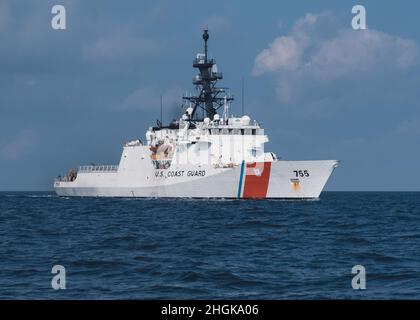 L'equipaggio della Guardia Costiera degli Stati Uniti Cutter Munro partecipa ad un impegno marittimo con la Guardia Costiera delle Filippine al largo della costa delle Filippine 31 agosto 2021. L’equipaggio di Munro ha partecipato a operazioni bilaterali, scambi professionali, esercizi di ricerca e salvataggio e di comunicazione, operazioni su piccole imbarcazioni, manovre su più navi e esercitazioni di sensibilizzazione sul dominio marittimo in mare. Foto Stock