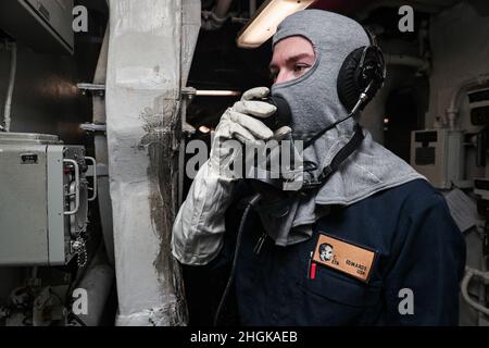 OCEANO PACIFICO (agosto 31, 2021) Electronics Technician (Nuclear) 2nd Class Conner Edwards, di Lathrop, California, parla attraverso un telefono a potenza sonora durante un esercizio generale a bordo della portaerei USS Abraham Lincoln (CVN 72). Abraham Lincoln sta conducendo le operazioni di routine nell'area delle operazioni della flotta degli Stati Uniti 3rd. Foto Stock