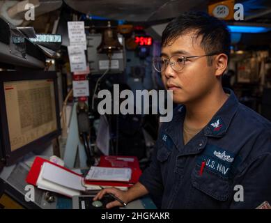 MAR DELLE FILIPPINE (ago. 31, 2021) gas turbine Systems Technician (Electrical) 2nd Classe Guojian Xie, da New York, mans la console di controllo ausiliaria di propulsione a bordo di Arleigh Burke-classe cacciatorpediniere missilistico guidato USS Barry (DDG 52). Barry è schierato a sostegno del Commander, Task Force (CTF) 71/Destroyer Squadron (DESRON) 15, il più grande DESRON schierato in avanti della Marina e della forza di superficie principale della flotta degli Stati Uniti 7th. Foto Stock