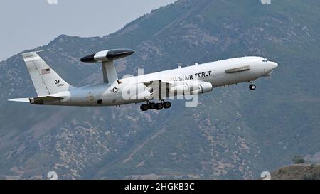I piloti e-3 Sentry assegnati al 963rd Airborne Air Control Squadron conducono la formazione "touch and go" alla base dell'aeronautica di Hill, Utah, 31 agosto 2021. I 963rd erano a Hill per un'esercitazione di combattimento Agile. Durante la salita, l'unità ha lavorato con lo squadrone di controllo dell'aria 729th e lo squadrone di generazione dei combattente 4th dell'ala da combattimento 388th. Foto Stock