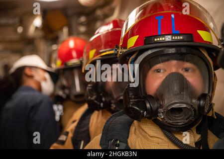 OCEANO PACIFICO (31 agosto 2021) — i marinai si levano in piedi per rispondere a una principale trivella spaziale a bordo di una nave portuale di trasporto anfibio USS Portland (LPD 27), agosto 31. Portland, parte del gruppo USS Essex Amphibious Ready (ARG), insieme all'unità Marine Expeditionary Unit (MEU) del 11th, Opera nell'area di responsabilità della flotta USA 7th per migliorare l'interoperabilità con alleati e partner e funge da pronta forza di risposta per difendere la pace e la stabilità nella regione Indo-Pacific. Foto Stock