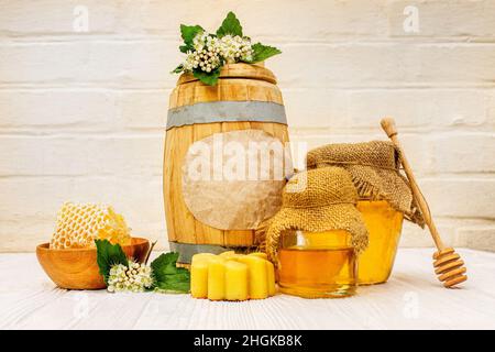 Crataegus, biancospino, quickthorn, mela, albero di maggio, whitethorn, o biancospino, ha infestato il miele in nido d'ape. Vasetti di vetro riempiti di apicoltura. Foto Stock