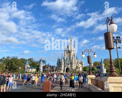 Orlando, FL USA - 15 febbraio 2020: Persone che camminano verso il Castello di Cenerentola al Walt Disney World Magic Kingdom di Orlando, Florida. Foto Stock