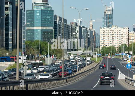 Varsavia, Polonia - 22 aprile 2021: Traffico auto nel centro della città. Ingorghi e consumo di carburante. Tempo primaverile. Foto Stock