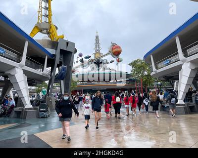 Orlando, FL USA - 23 gennaio 2021: Persone che camminano intorno a Tomorrowland in Walt Disney World Magic Kingdom in Orlando, Florida. Foto Stock