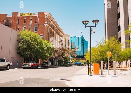 Tra gli edifici in mattoni e vetro nel centro della città di El Paso, Texas, USA Foto Stock