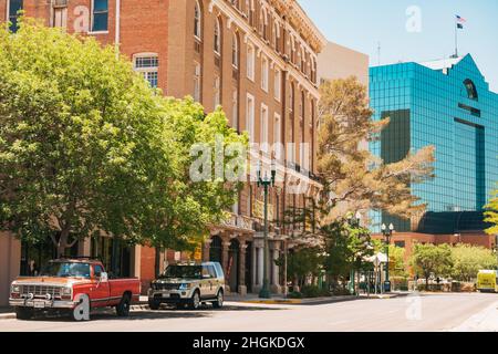 Tra gli edifici in mattoni e vetro nel centro della città di El Paso, Texas, USA Foto Stock