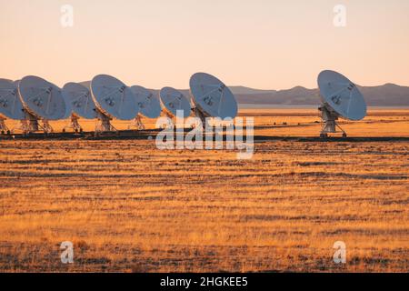 Piatti radiotelescopi impilati insieme al Karl G. Jansky molto grande array sulle pianure di San Agustin, New Mexico Foto Stock