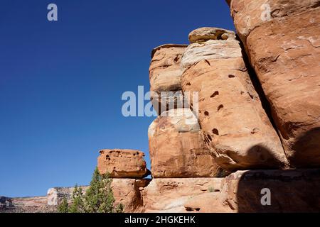Rocce rosse contro un cielo blu nel Colorado National Monument Foto Stock