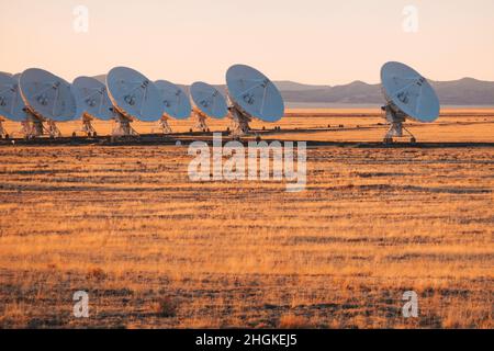 Piatti radiotelescopi impilati insieme al Karl G. Jansky molto grande array sulle pianure di San Agustin, New Mexico Foto Stock