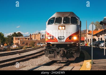 Una locomotiva MPXpress che opera il New Mexico Rail Runner Express dalla ferrovia di Santa Fe, Santa Fe, New Mexico Foto Stock