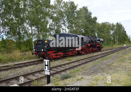 Locomotiva a vapore di classe 528038 in fase di shuntaggio. Stadthagen, germania Foto Stock