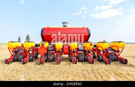 Seminatrice universale come attrezzo trainato su un trattore. Foto Stock
