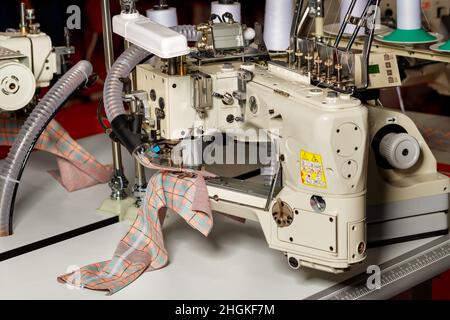 Cucito moderno e overlock macchina high tech closeup. Foto Stock