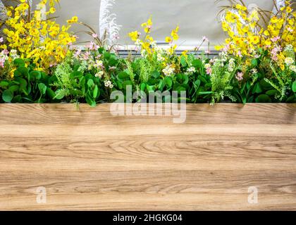 Vaso fiore alla finestra in casa o in ufficio interni, eco design con piante verdi. Flowerpot lungo e stretto con pannello in legno, parete, spazio per il testo. Con Foto Stock