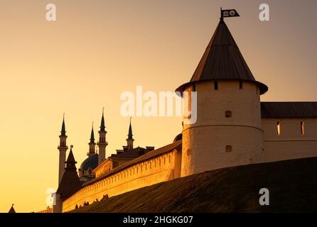 Cremlino Kazan al tramonto, Tatarstan, Russia. E' la principale attrazione turistica di Kazan. Vista soleggiata delle mura bianche della fortezza e delle torri in estate sera. SCE Foto Stock