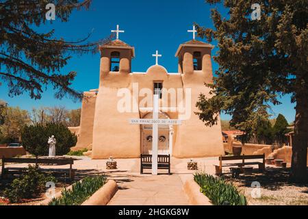 San Francisco de Asís Catholic Mission Church, un punto di riferimento storico nazionale costruito tra il 1772 e il 1816, utilizzando adobe Foto Stock