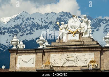 Innsbruck, Austria - Aprile 17th 2018: Vista della storica Triumphpforte con cime alpine sullo sfondo. Foto Stock