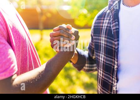 i latinoamericani trascorrono il tramonto serale insieme nel parco estivo Foto Stock