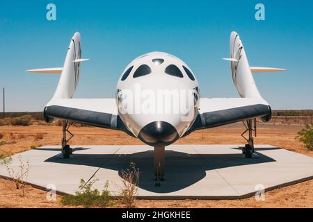 La vista frontale di un mock-up di SpaceShipTwo di Virgin Galactic fuori Spaceport America, New Mexico Foto Stock